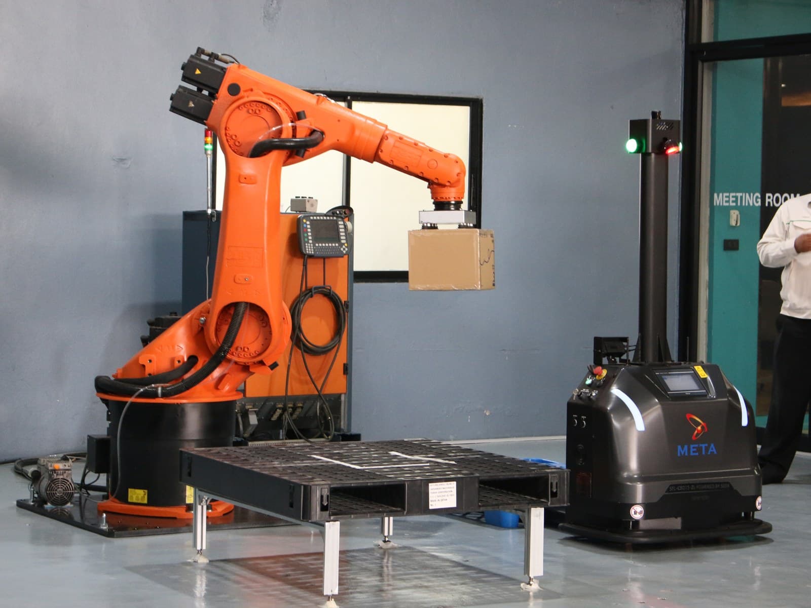 Nabrio’s showcase: a robot arm, a box, a pallet and an autonomous mobile robot